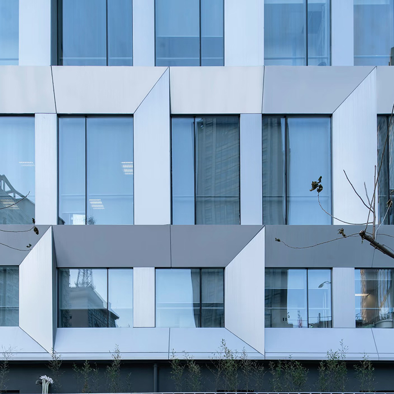 Enkele aluminium paneelgordijngevel